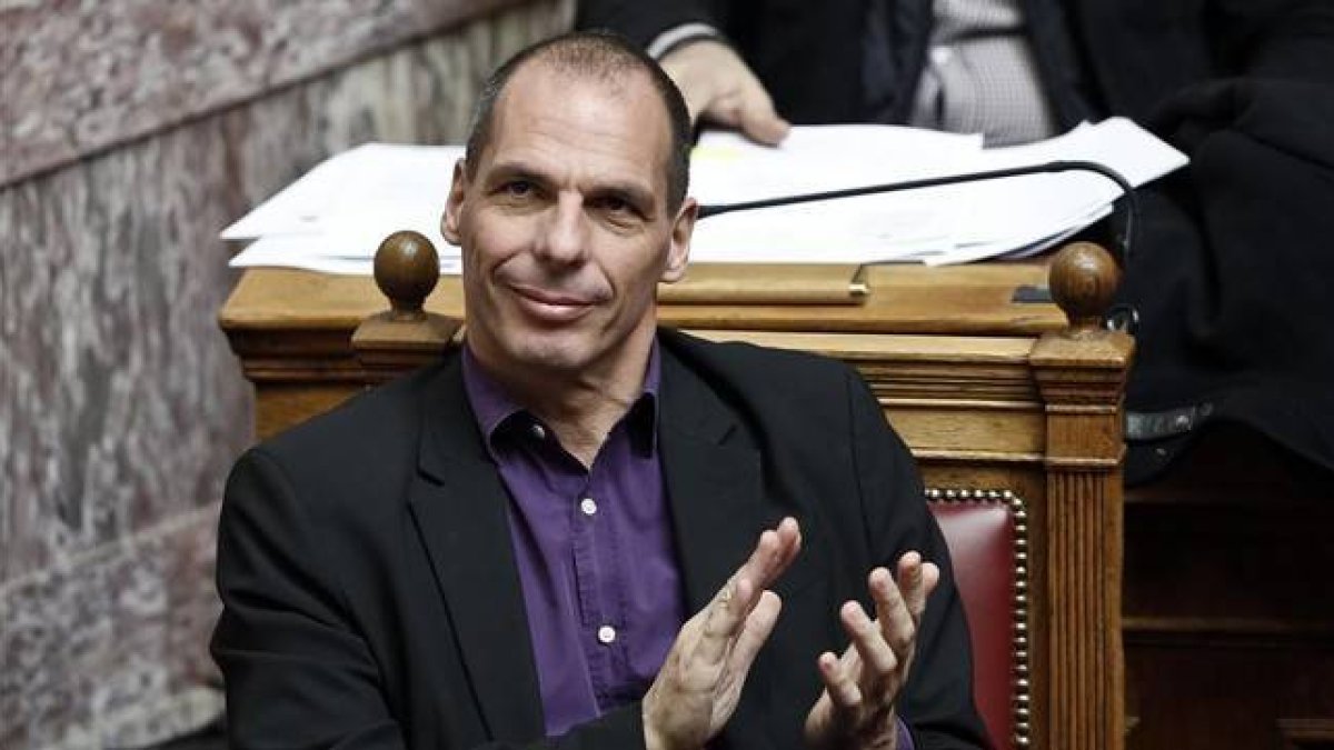 Varoufakis aplaude durante una sesión parlamentaria, en Atenas, este miércoles.-Foto: REUTERS / ALKIS KONSTANTINIDIS