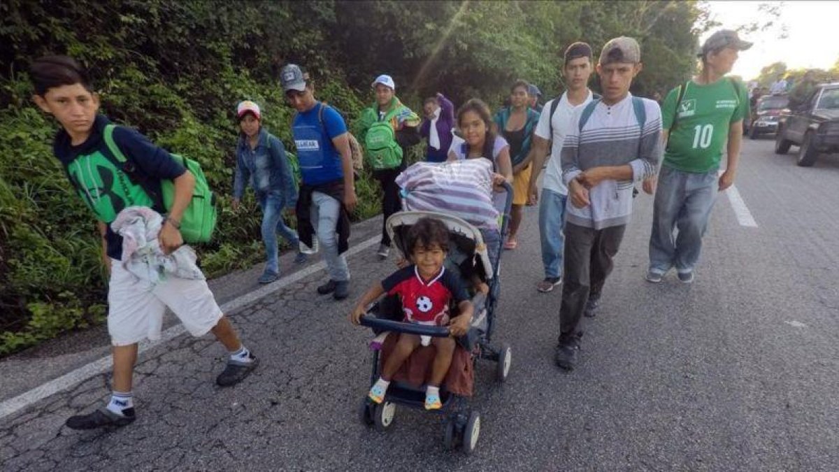 Un grupo de los 5.000 migrantes que se concentran en un centro deportivo en el este de Ciudad de México.-EFE