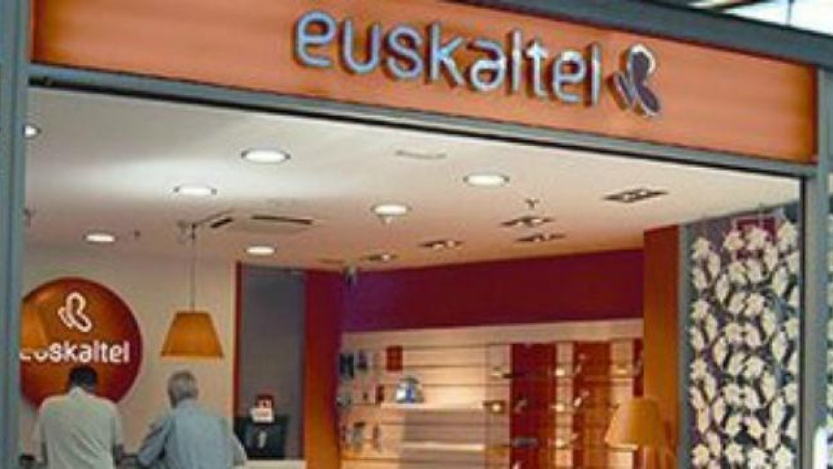 Una oficina de la compañía Euskaltel.-EL PERIÓDICO