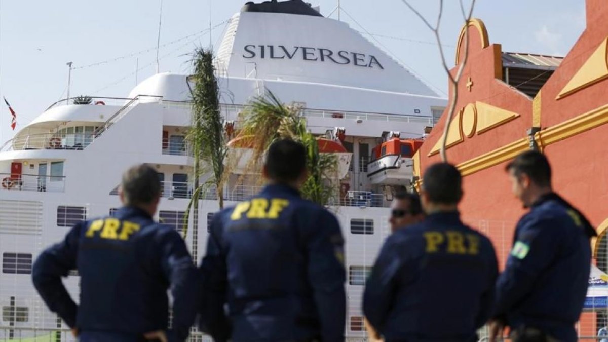 El yate de la compañía Silversea en que se alojan los jugadores de la NBA, protegidos por la policía de Río.-REUTERS / IVAN ALVARADO