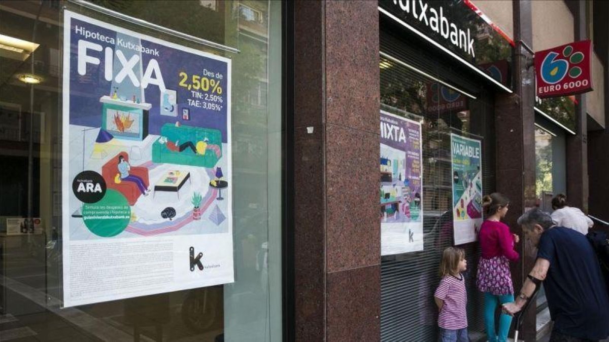 Publicidad de hipotecas de entidades bancarias, en Barcelona.-EL PERIÓDICO