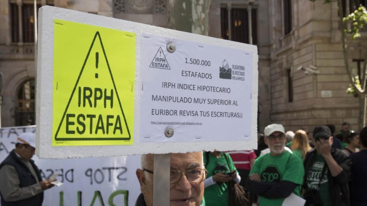 Protesta en Barcelona contra la aplicación del tipo de interés IRPH, en mayo del 2016.-JOSEP GARCIA