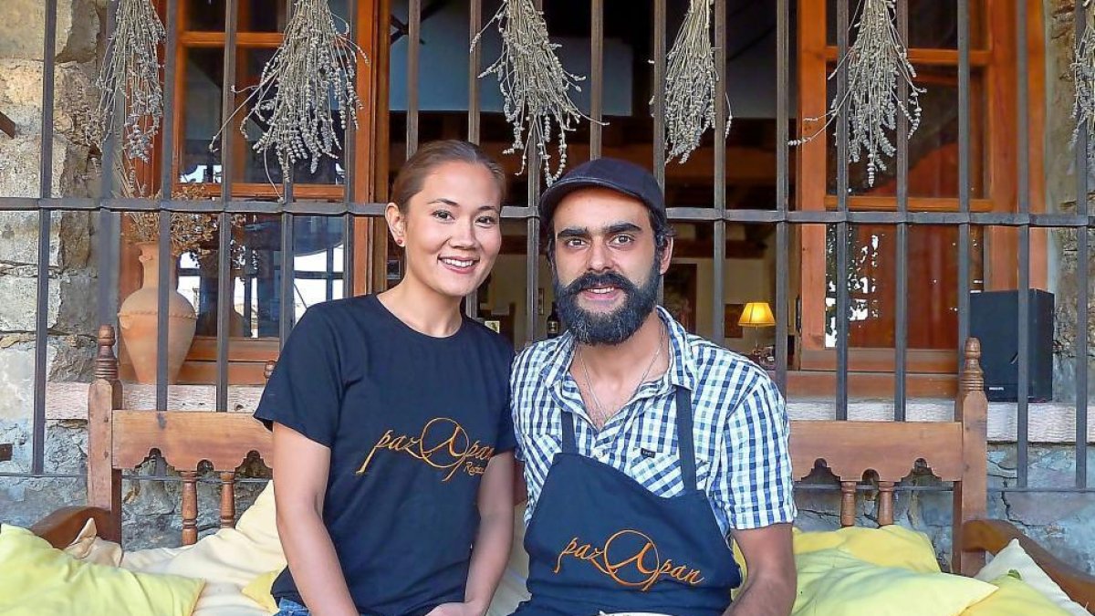Louise–Clai Fu y Jesús López muestran uno de sus platos sentados ante una ventana del restaurante.-T.S.T