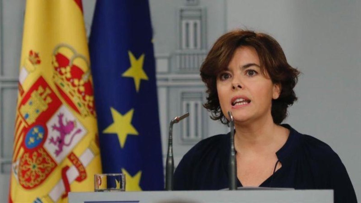 La vicepresidenta, Soraya Sáenz de Santamaría, en su comparecencia extraordinaria este mediodía en la Moncloa.-EFE / ÁNGEL DÍAZ