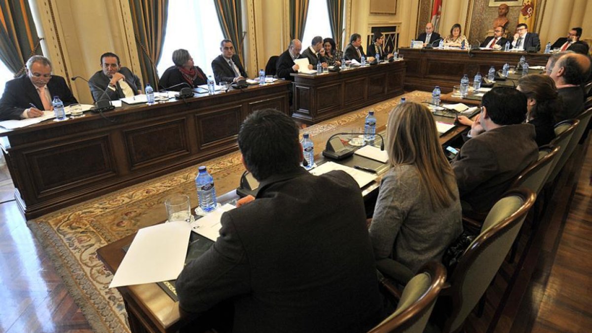 Corporación de la Diputación en el Pleno de ayer-V.G.