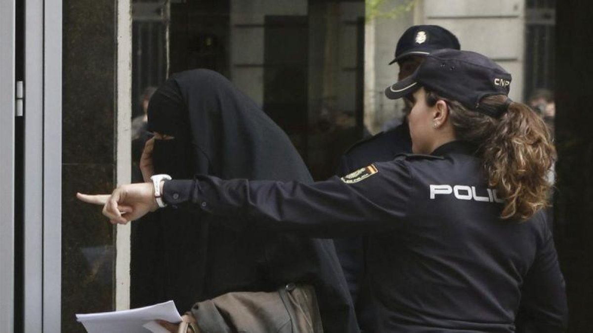 Una mujer detenida por supuestos vínculos con el terrorismo yihadista, entra en la Audiencia Nacional en abril del 2015-J. J. GUILLÉN (EFE)