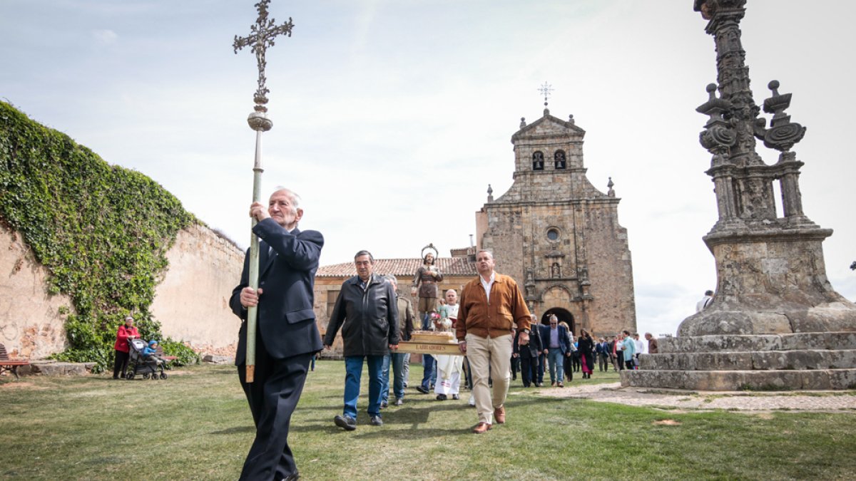 La procesión con la imagen de San Isidro por el paraje del Mirón. GONZALO MONTESEGURO
