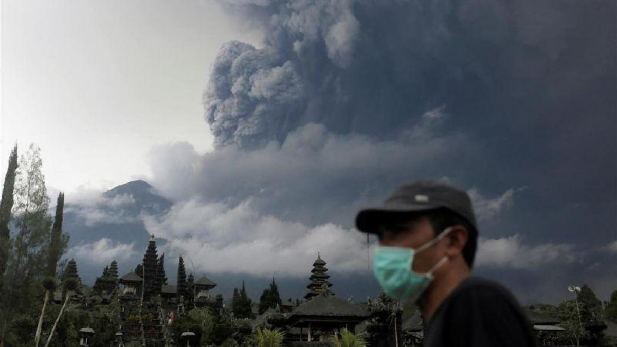 El volcán Agung, en la isla indonesia de Bali.-JOHANNES CHRISTO