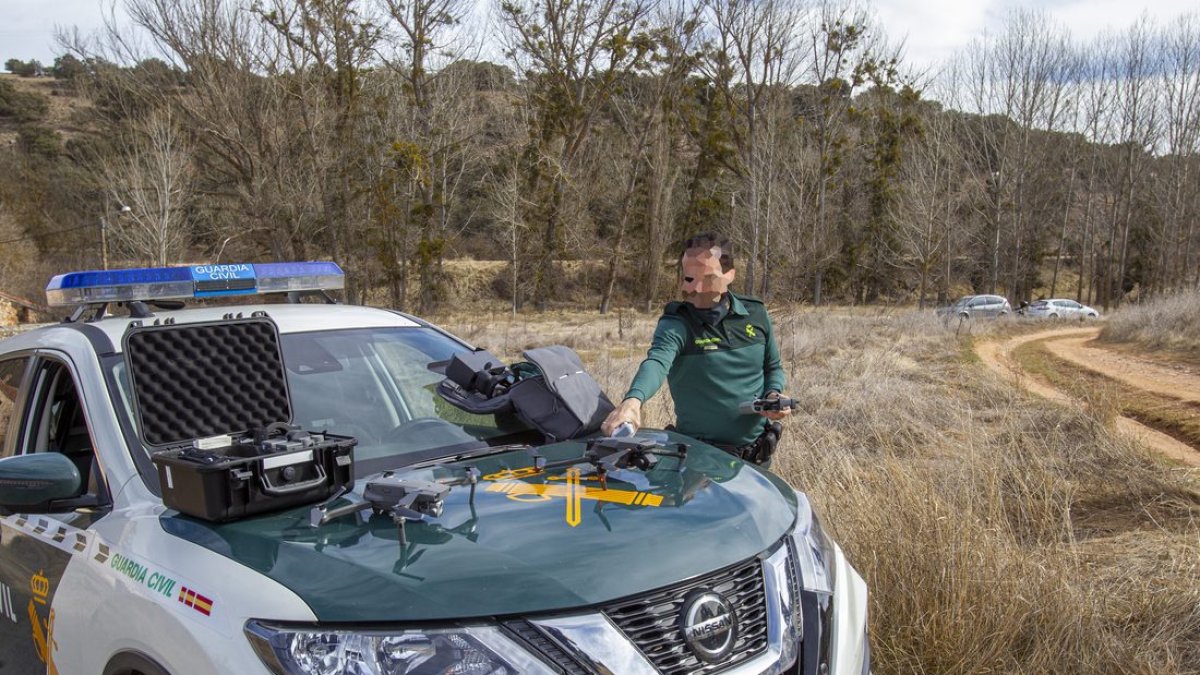 Un guardia civil en la zona de Los Royales durante el Lardero del año pasado. MARIO TEJEDOR