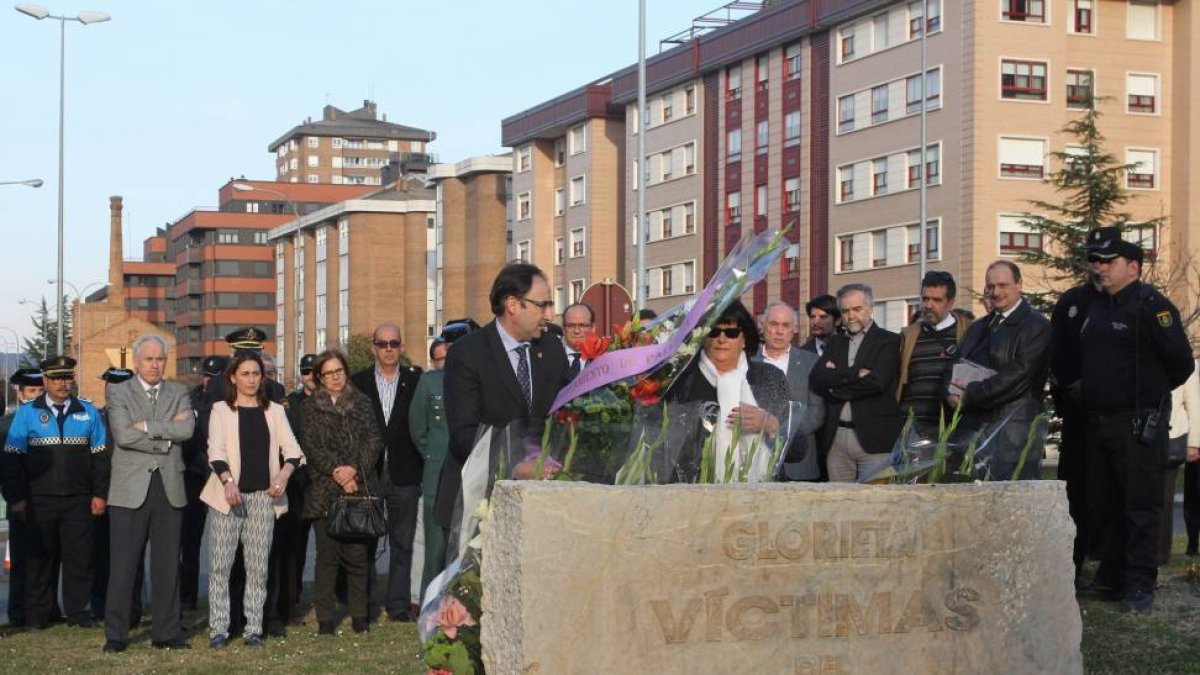 El alcalde de Palencia, Alfonso Polanco(I) junto a una miembro de la AVT,Olvido del Valle(D) en el homenaje y reconocimiento a las víctimas del terrorismo celebrado en la glorieta que lleva su nombre-Ical