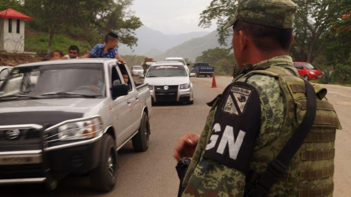 Efectivos de la Guardia Nacional en busca de migrantes en México.-EFE
