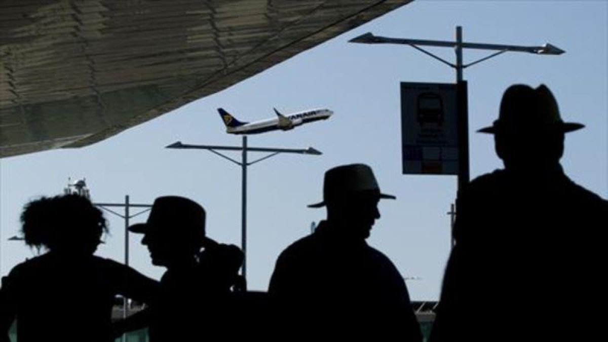 Pasajeros en la Terminal 1 del aeropuerto de Barcelona-El Prat.-ALBERT BERTRAN