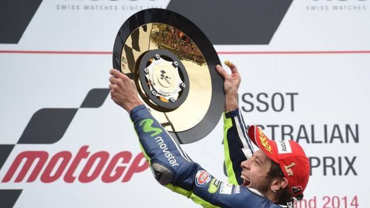 Valentino Rossi celebrando la victoria de Moto GP en el Gran Premio de Phillip Island.-PETER PARKS / AFP