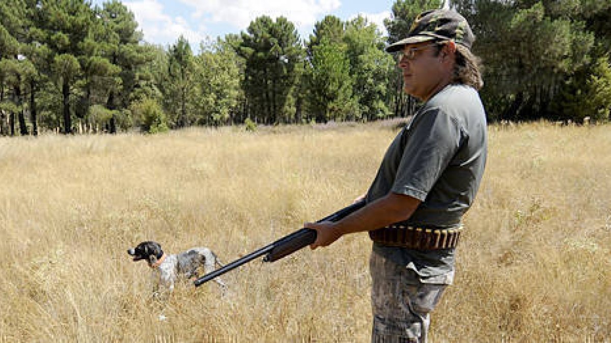 Un cazador durante la apertura de la media veda en Soria. / ÚRSULA SIERRA-