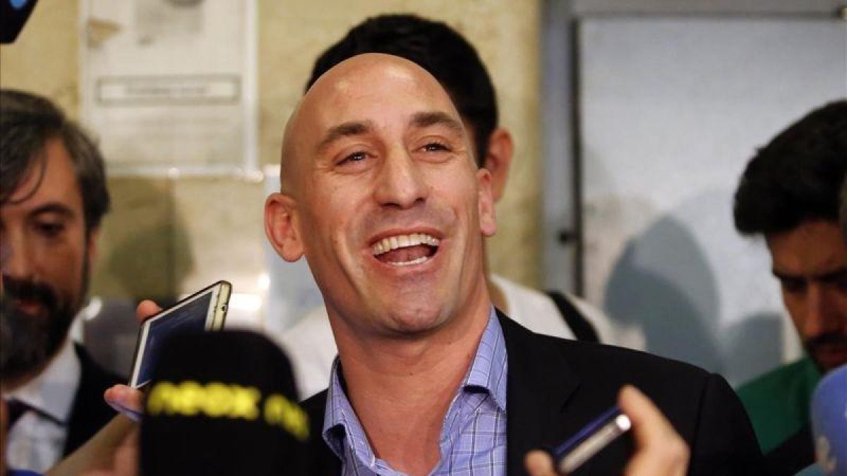 Luis Rubiales atiende a los periodistas tras la convocatoria de huelga en mayo del 2015.-JUAN MANUEL PRATS
