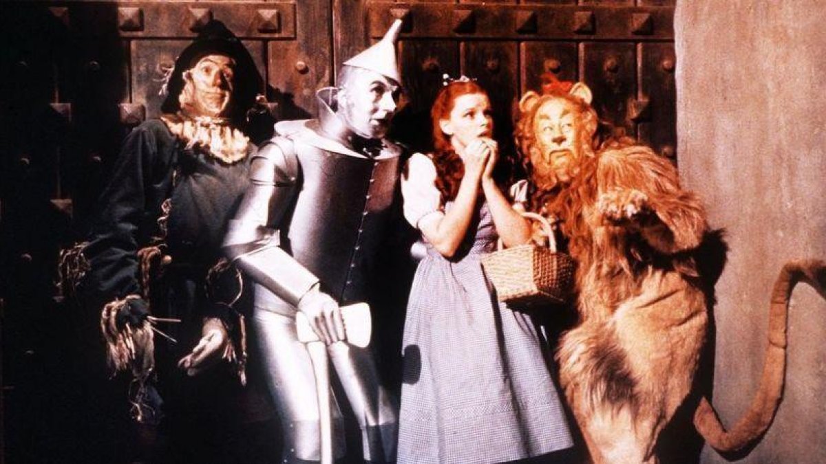 Ray Bolger, Jack Haley, Judy Garland y Bert Larhl, en ’El mago de Oz’.-