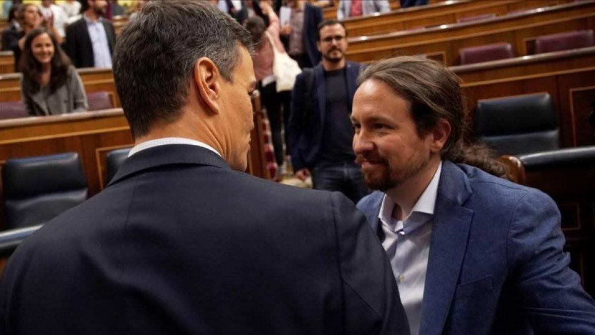 Pedro Sánchez y Pablo Iglesias en el Congreso tras la moción de censura.-/ JOSE LUIS ROCA