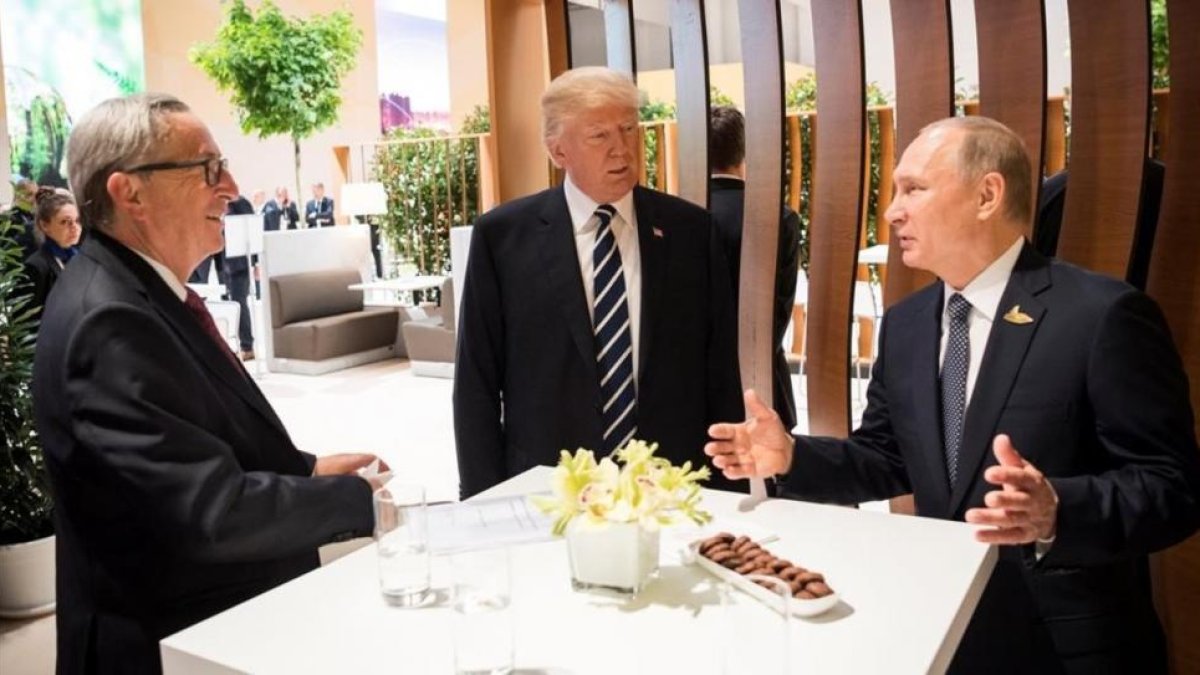 El presidente de la Comisión Europea, Jean Claude Juncker, conversa con Donald Trump y Vladimir Putin en un receso de las reuniones del G20.-BPA