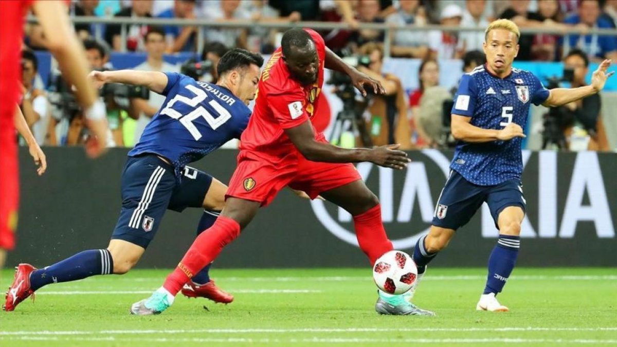 El delantero belga Lukaku intenta controlar el balón entre Yoshida y Nagatomo-KHALED ELFIQI