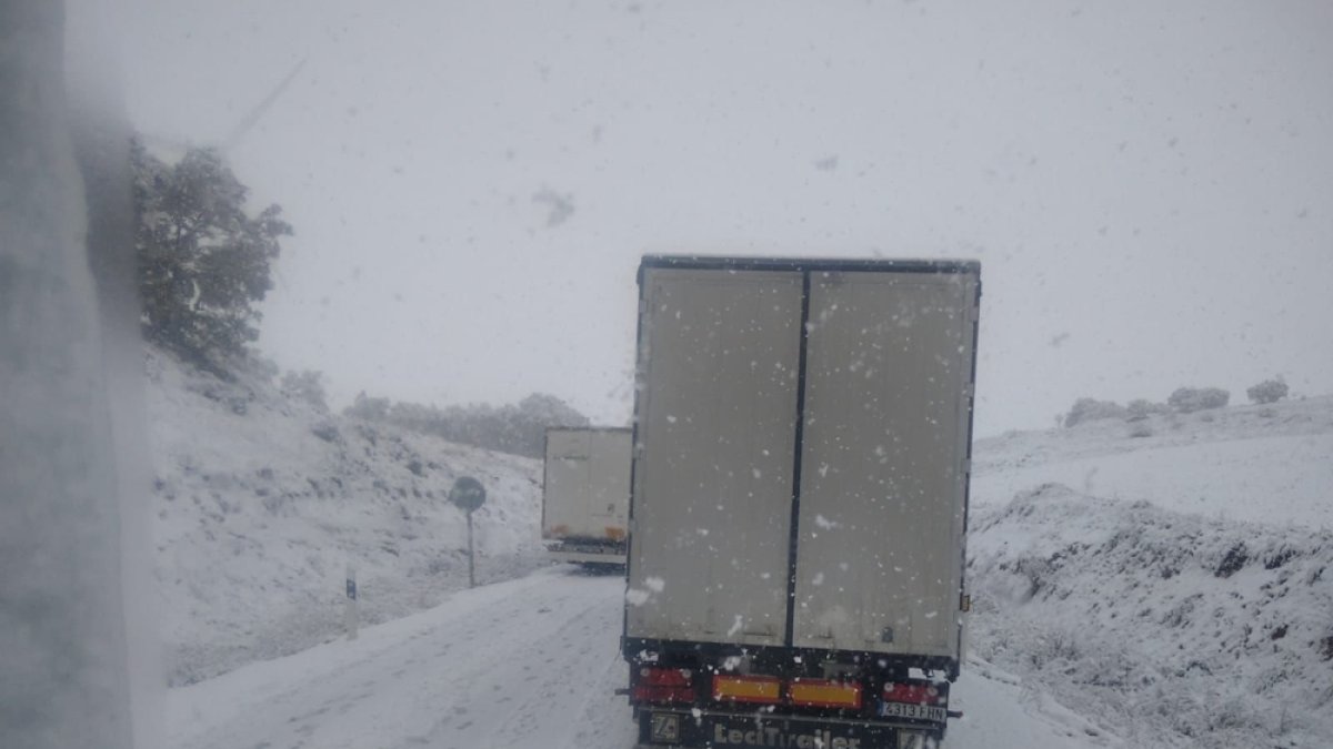Complicaciones en la circulación por la nieve caída en Soria el pasado martes. MARIO TEJEDOR