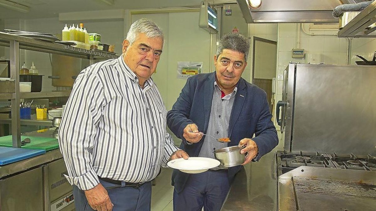 Mariano (i) y Luis Mariano Rodríguez San León en la cocina del restaurante.-M. DENEIVA