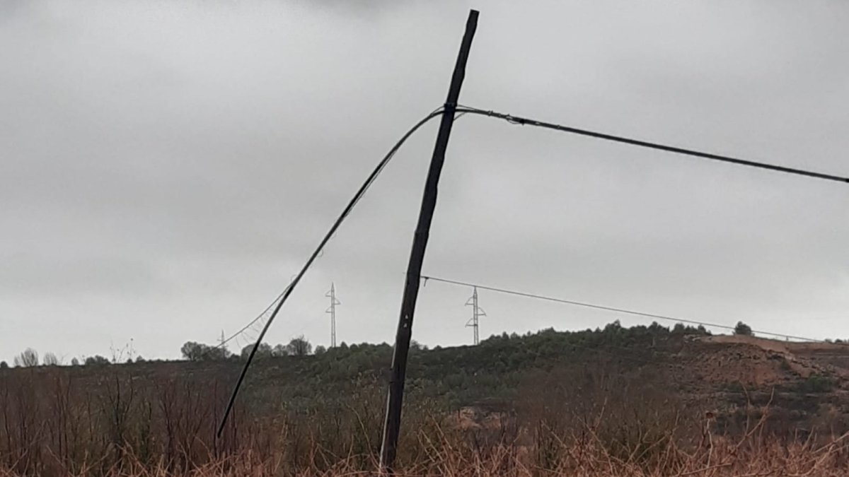 Poste tumbado en el que se ha robado cable.-ANA HERNANDO