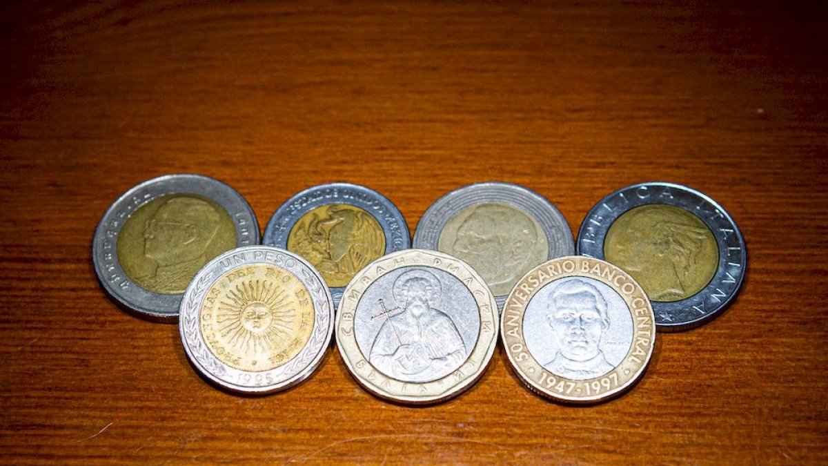 Las monedas</strong> de <strong>1 euro</strong> y <strong>2 euros</strong> son de uso más que cotidiano. Sin embargo, su parecido con <strong>monedas de otros países</strong> hace que en ocasiones se 'cuelen' numismas de inferior valor, al menos al cambio. La 'pérdida' no es mucha y en ocasiones hay algunas muy curiosas más allá de la archiconocida<strong> lira turca</strong>. Realmente no son <strong>'euros falsos'</strong> y hay casos en los que con una diferencia de menos de 50 céntimos por moneda confundida, recibir una de estas <strong>monedas de cambio</strong> parece más un error que un <strong>intento de estafa</strong>. Estos son algunos de los ejemplos que hemos recopilado sin salir de <strong>Soria</strong>, en <strong>fotos</strong>.