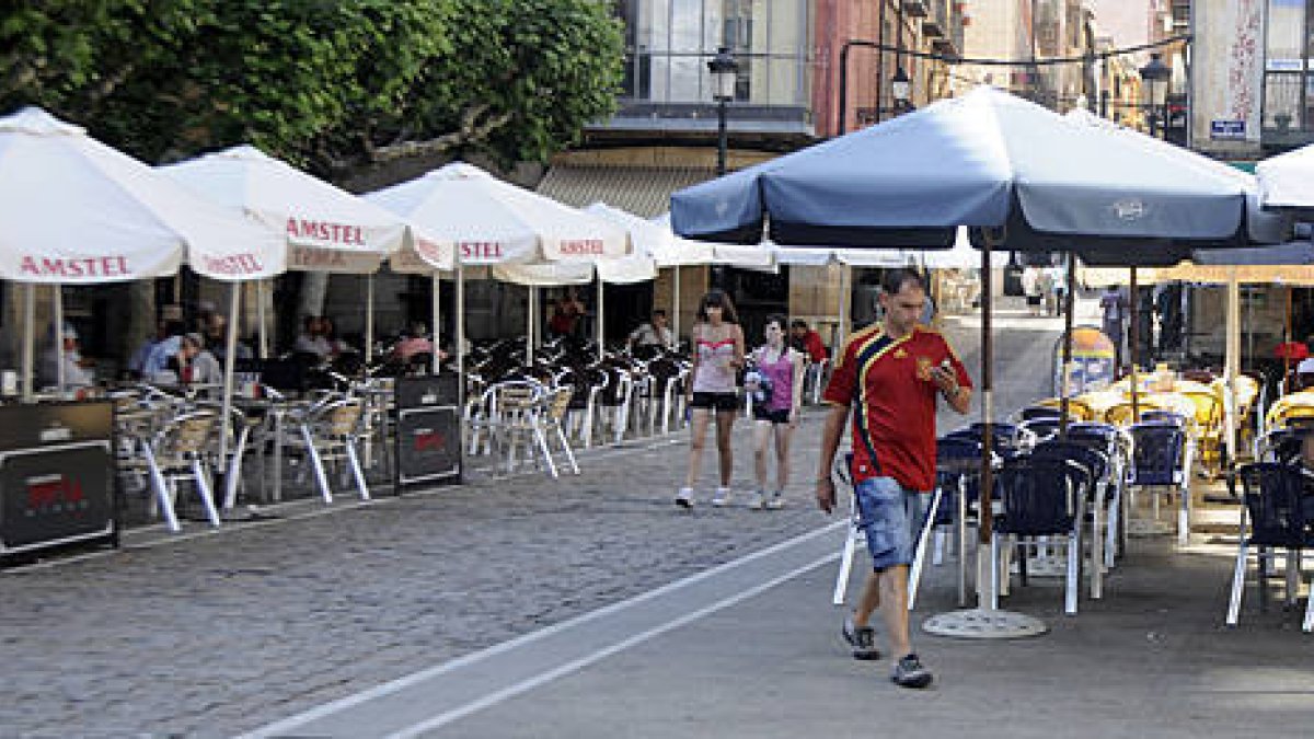 Aspecto de las terrazas el año pasado en la plaza de Herradores. / ÚRSULA SIERRA-