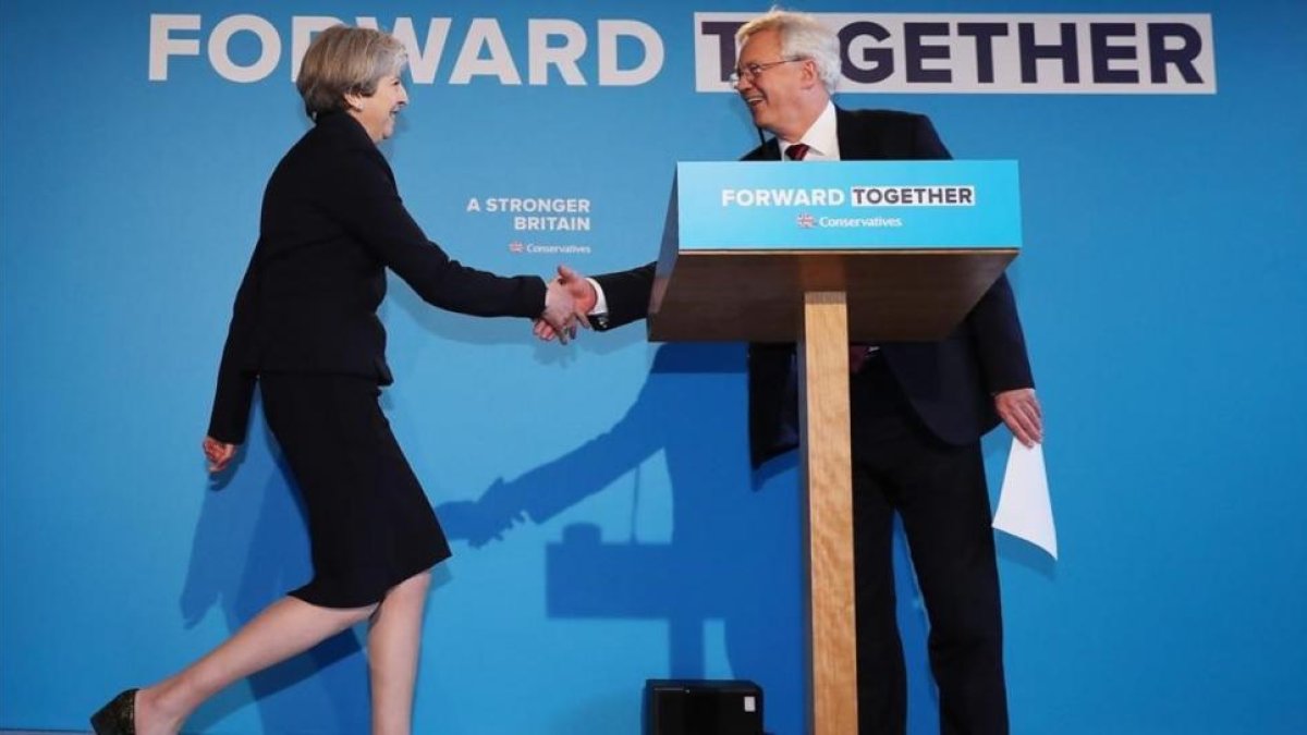 May y el ministro para el 'brexit', David Davis, en la presentación del manifiesto 'tory'.-GETTY IMAGE