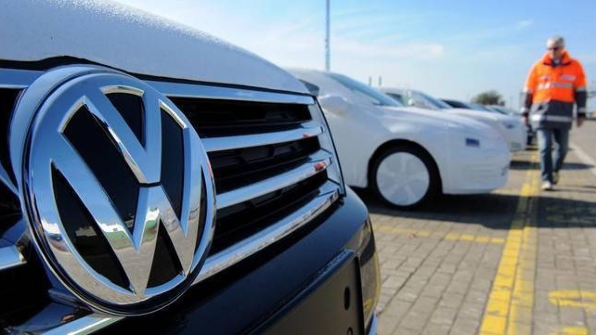 Vehículos de Volkswagen listos para embarcar en el puerto alemán de Bremerhaven.-AFP / ADP / INGO WAGNER