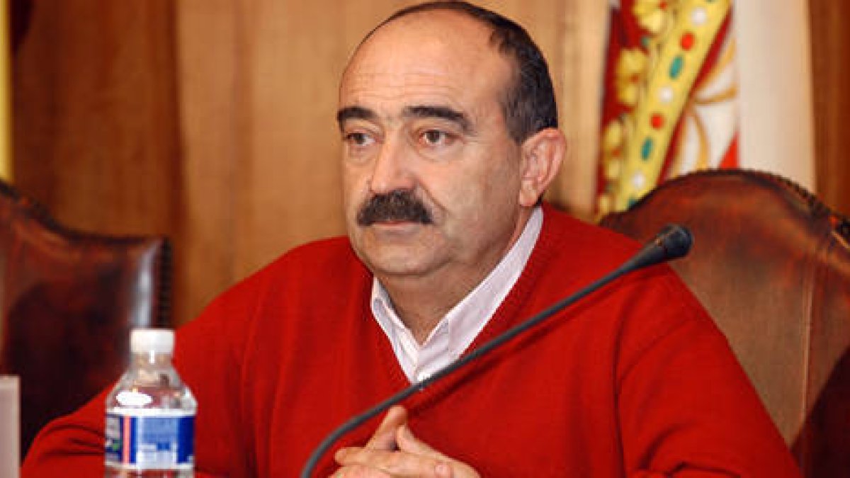 El candidato del PP para Almazán, Félix Hernández Tajada. / FERNANDO SANTIAGO-