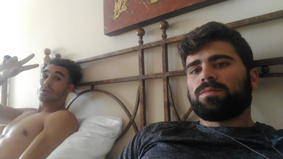Dos de los jóvenes sorianos en la habitación del hotel.
