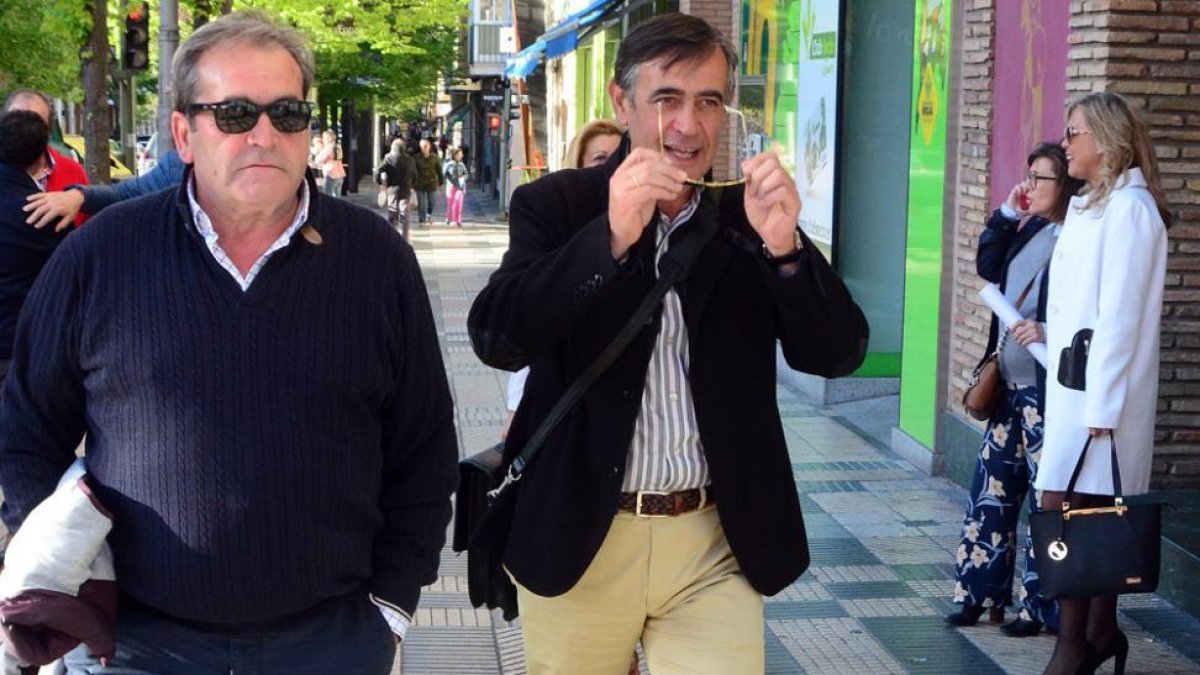 Antonio Pardo, ayer, cuando se dirigía a la sede del PP para presentar los avales, y detrás María del Mar Angulo.-ÁLVARO MARTÍNEZ