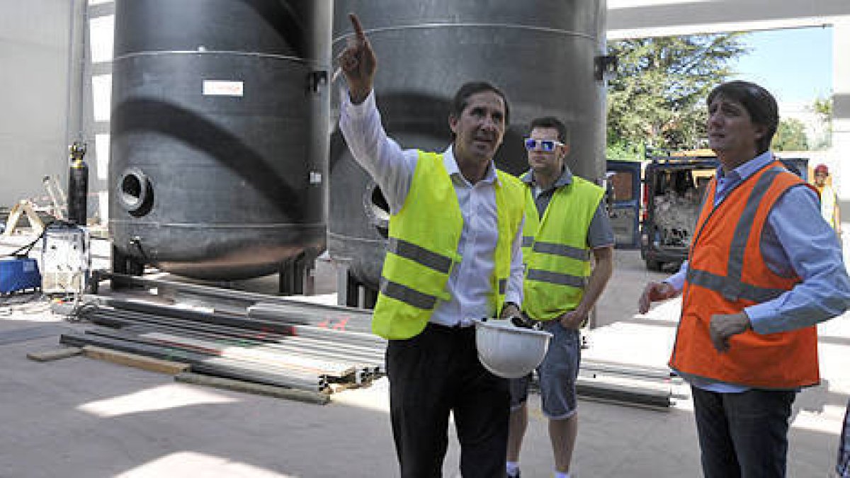 El responsable de Rebi, Alberto Gómez, muestra la planta de biomasa a Carlos Martínez. / VALENTÍN GUISANDE-