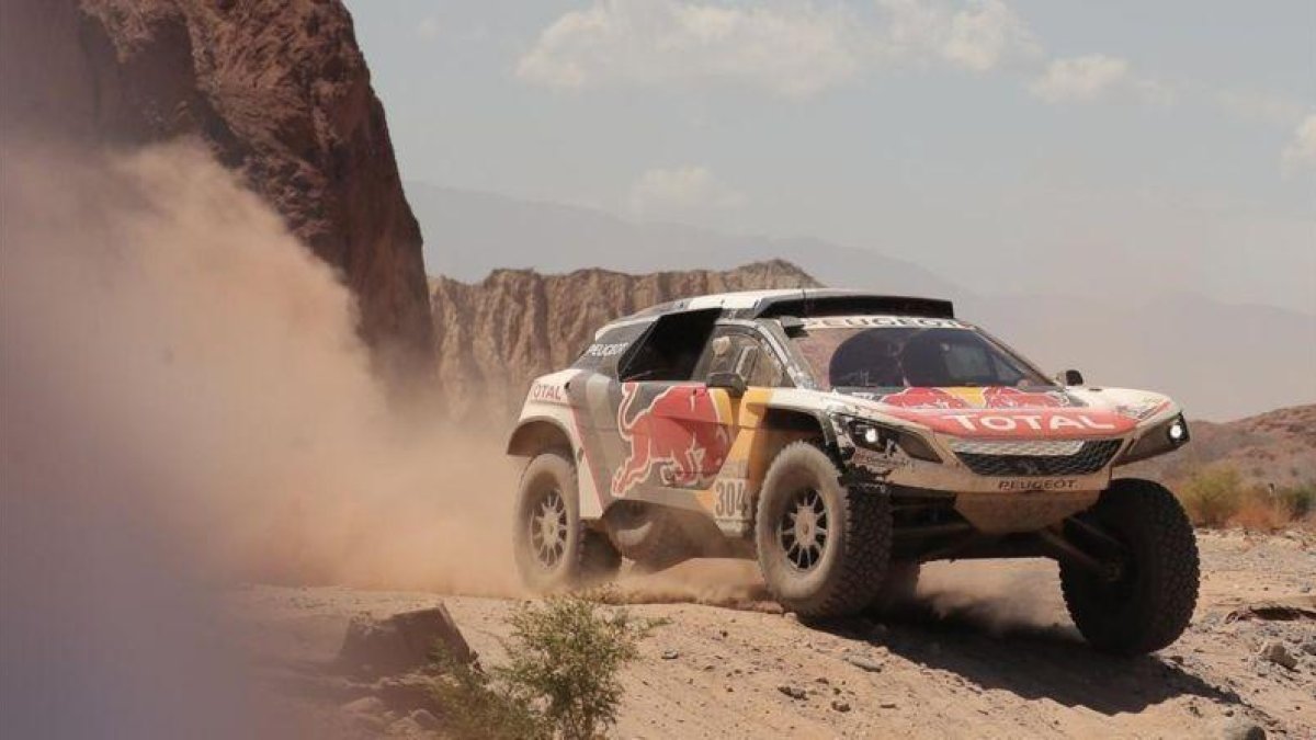 Carlos Sainz y su copiloto Lucas Cruz, con su Peugeot en la tercera etapa del Dakar.-EFE / NICOLÁS AGUILERA