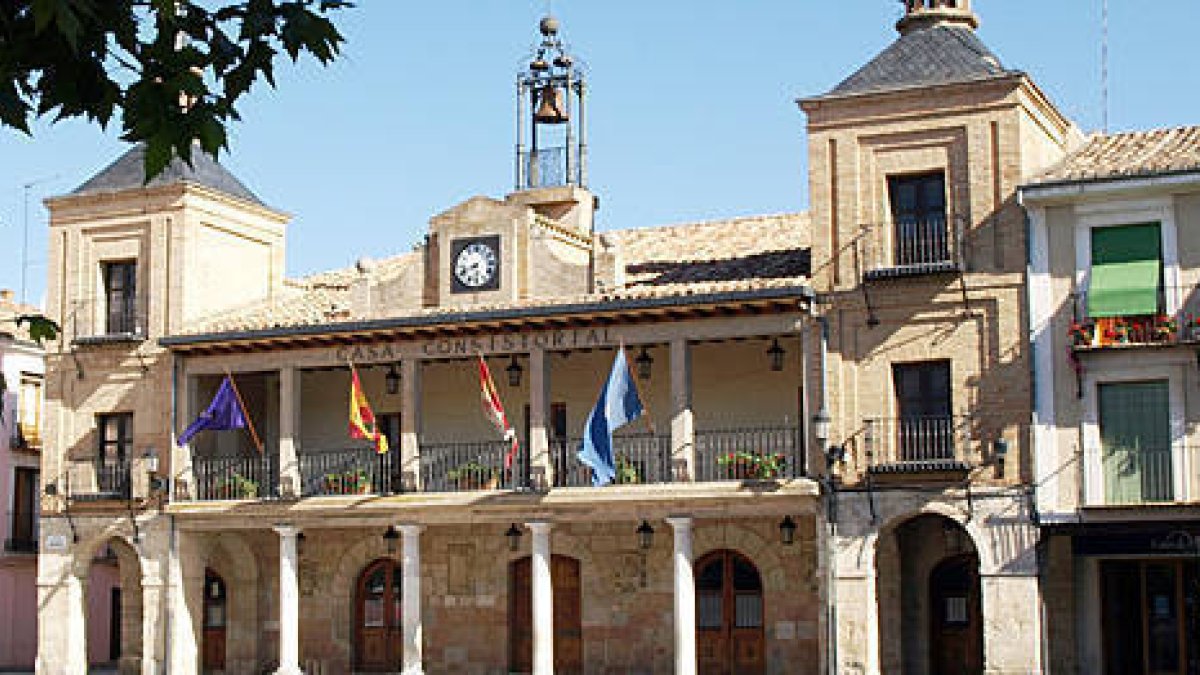 Fachada del Ayuntamiento de El Burgo de Osma. / JAVIER SOLÉ-