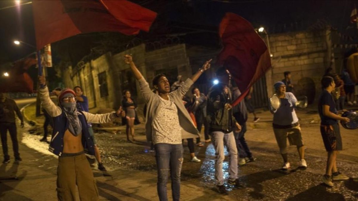 Manifestantes en Tegucigalpa denuncian fraude electoral en Honduras,-/ AP / RODRIGO ABD