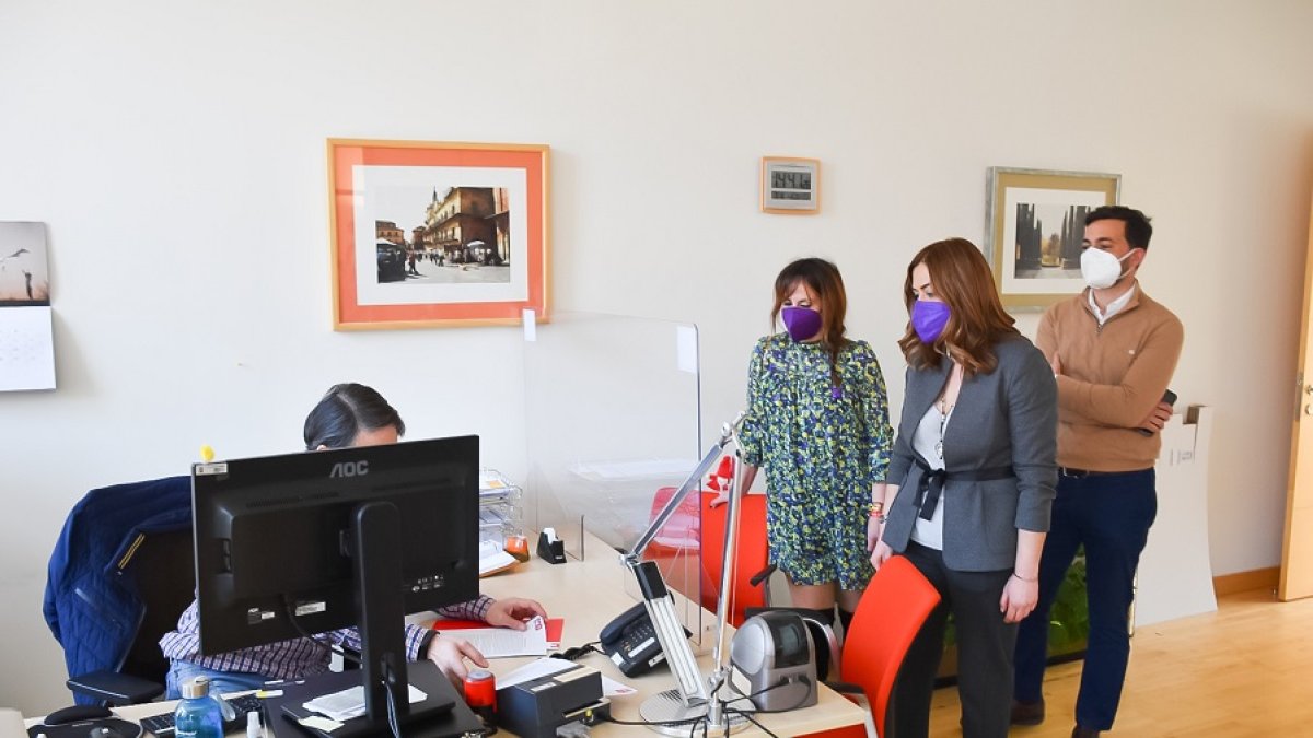 Momento en el que los socialistas, con la soriana Virginia Barcones al frente, registran la moción de censura. ICAL