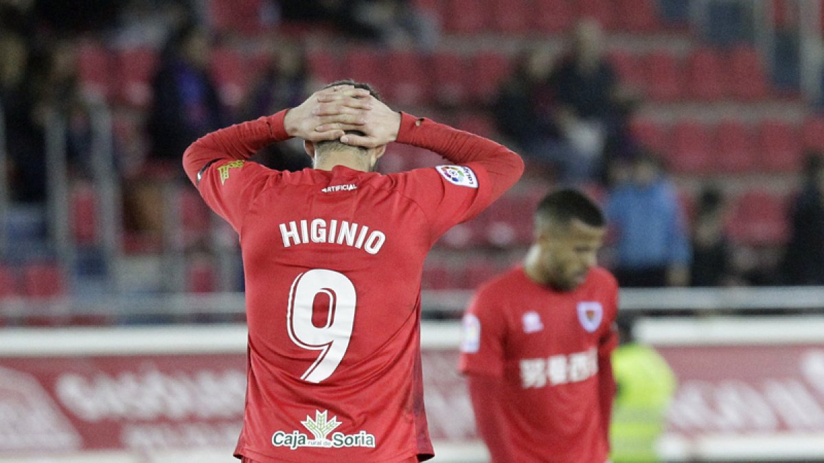 Higinio y Gus Ledes, abatidos tras recibir un gol durante un partido esta temporada. Luis Ángel Tejedor.