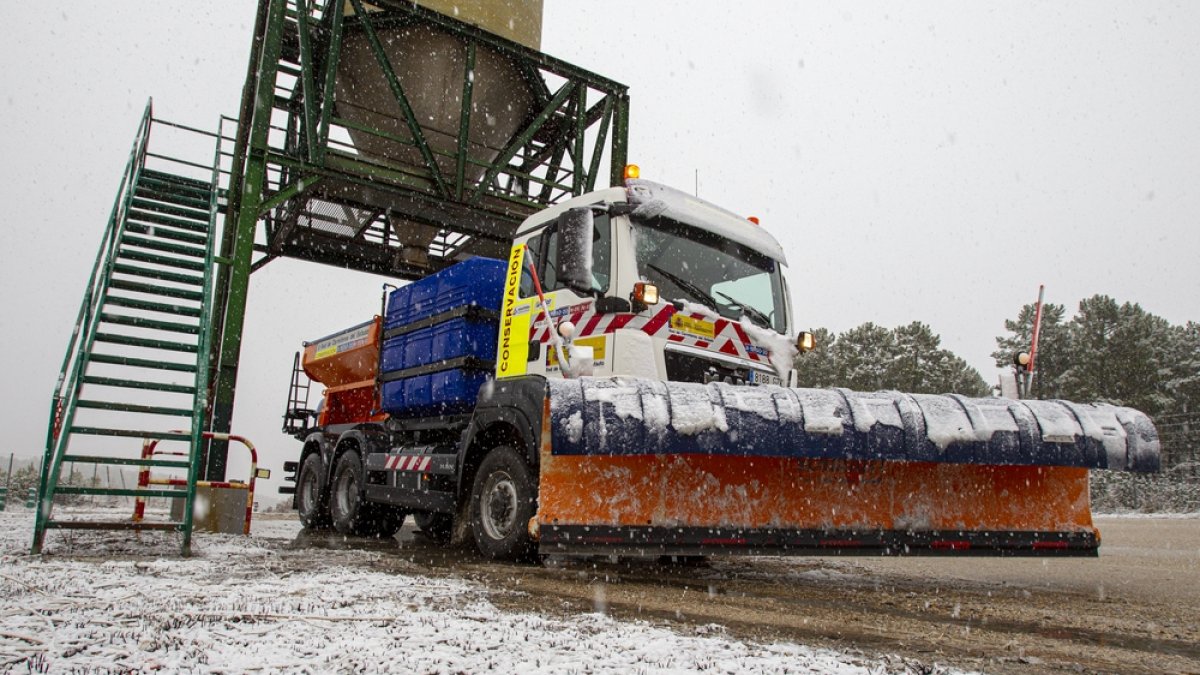 Una quitanieves recarga fundentes en un silo en una imagen de archivo. HDS.