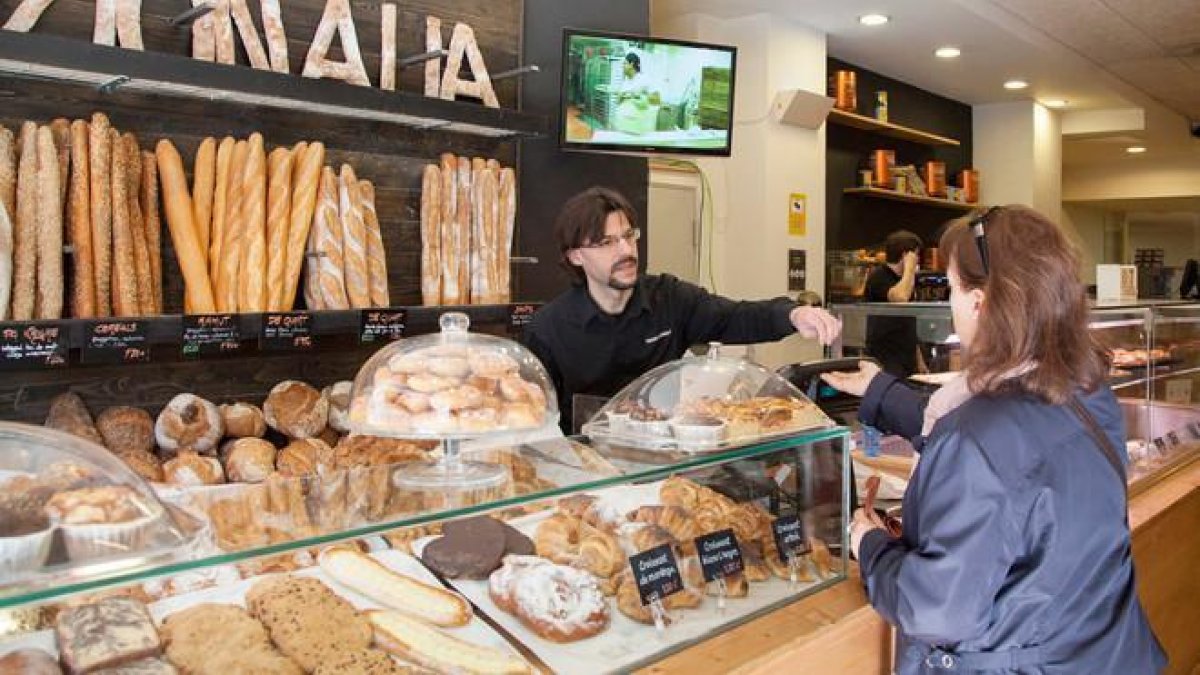 Compras en una panadería de barrio.-EL PERIÓDICO