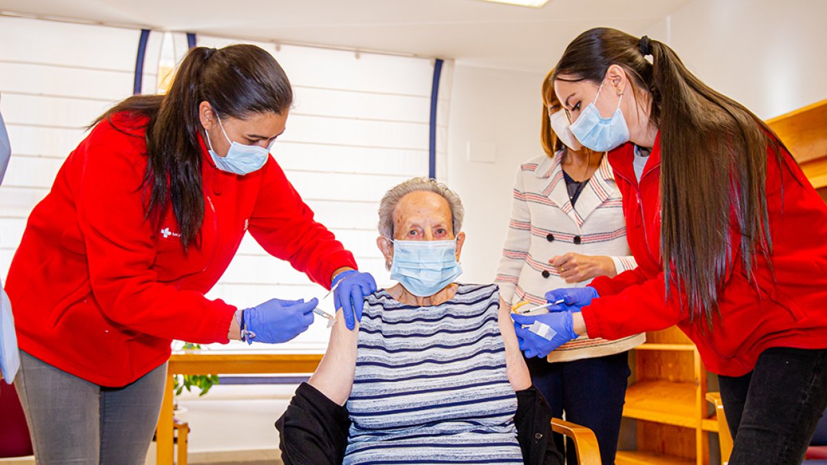 Vacunación de gripe y covid en la Residencia Los Royales. MARIO TEJEDOR