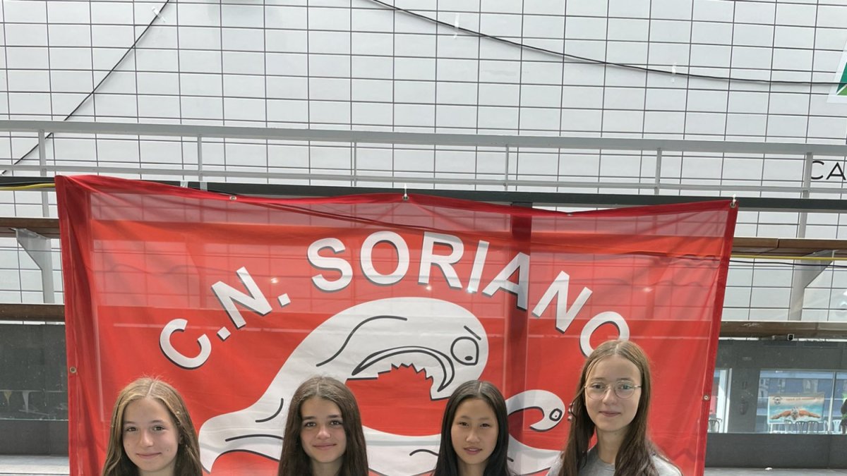 Álvaro Rubio y otros nadadores del CN Soriano. HDS