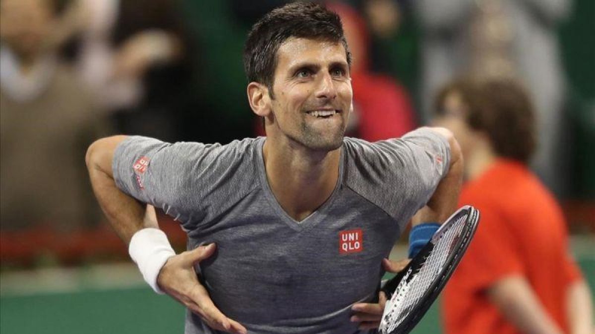 Djokovic entrega su corazón al público de Doha tras ganar el torneo.-AFP / KARIM JAAFAR