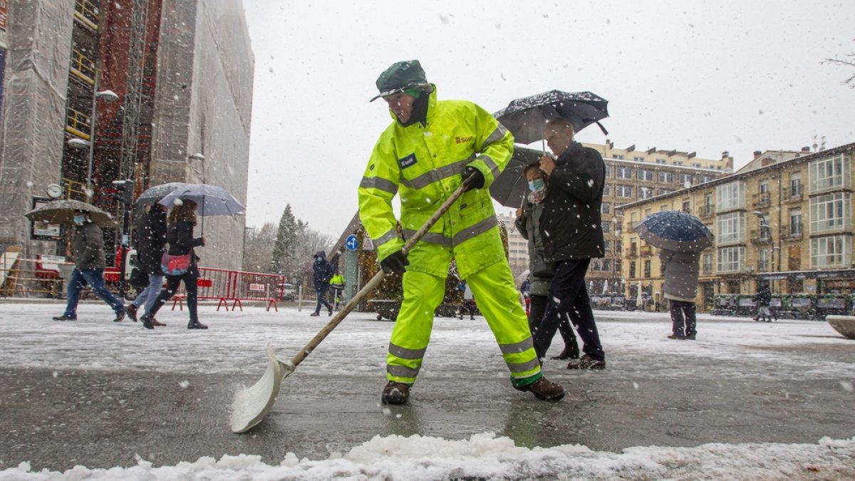 Un trabajador limpia el paso para los peatones en el centro de Soria en un episodio de nieve en diciembre de 2021. MARIO TEJEDOR
