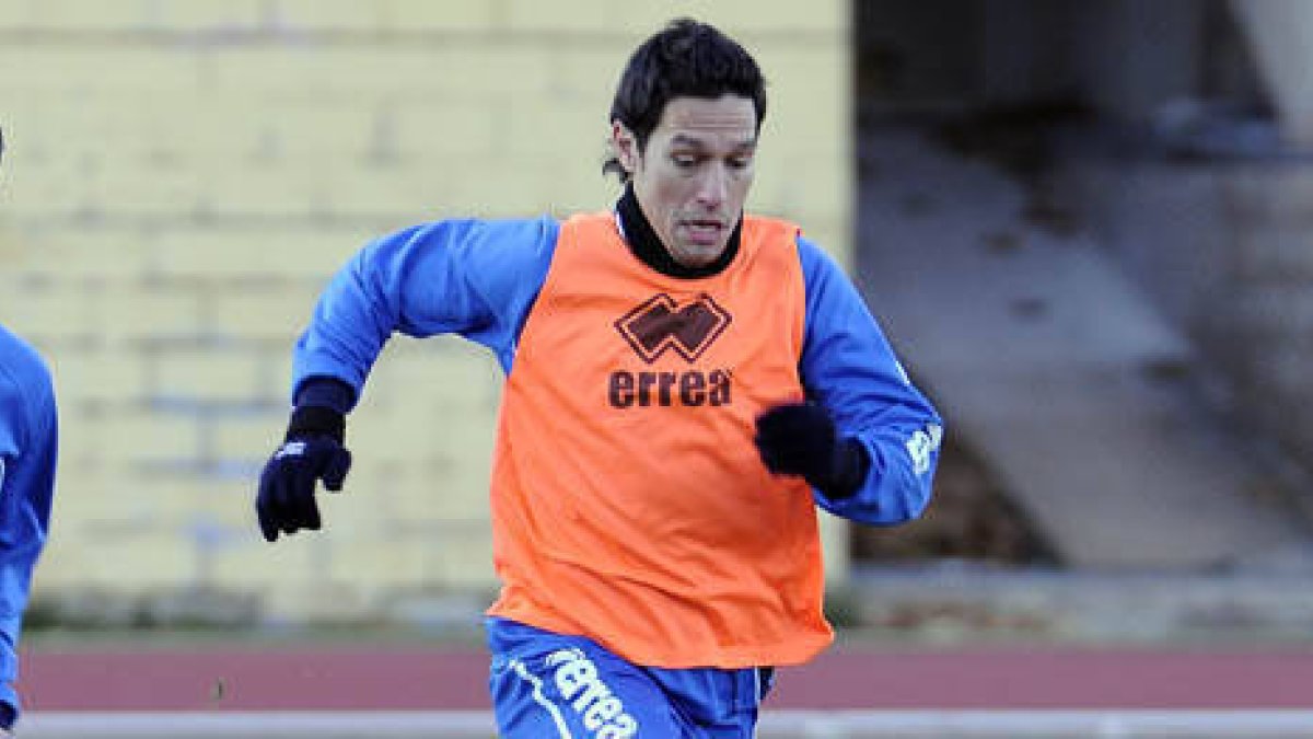 Del Pino será baja ante el Alcoyano por sanción. VALENTÍN GUISANDE-