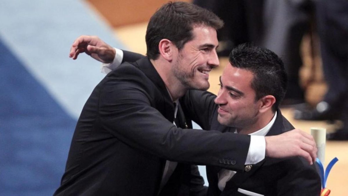 Casillas y Xavi se abrazan tras recoger el Premio Príncipe de Asturias de los Deportes del 2012.-EFE / J.L. CEREIJIDO