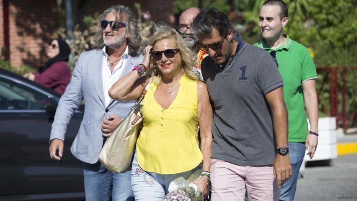 Maite Zaldívar, con su pareja Fernando Marcos, a la salida de la prisión.-EFE / DANIEL PÉREZ