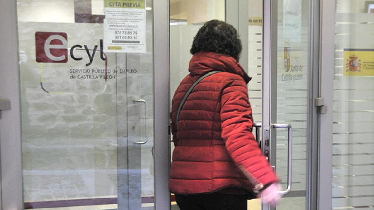 Una mujer accede a las instalaciones del Ecyl.-Valentín Guisande