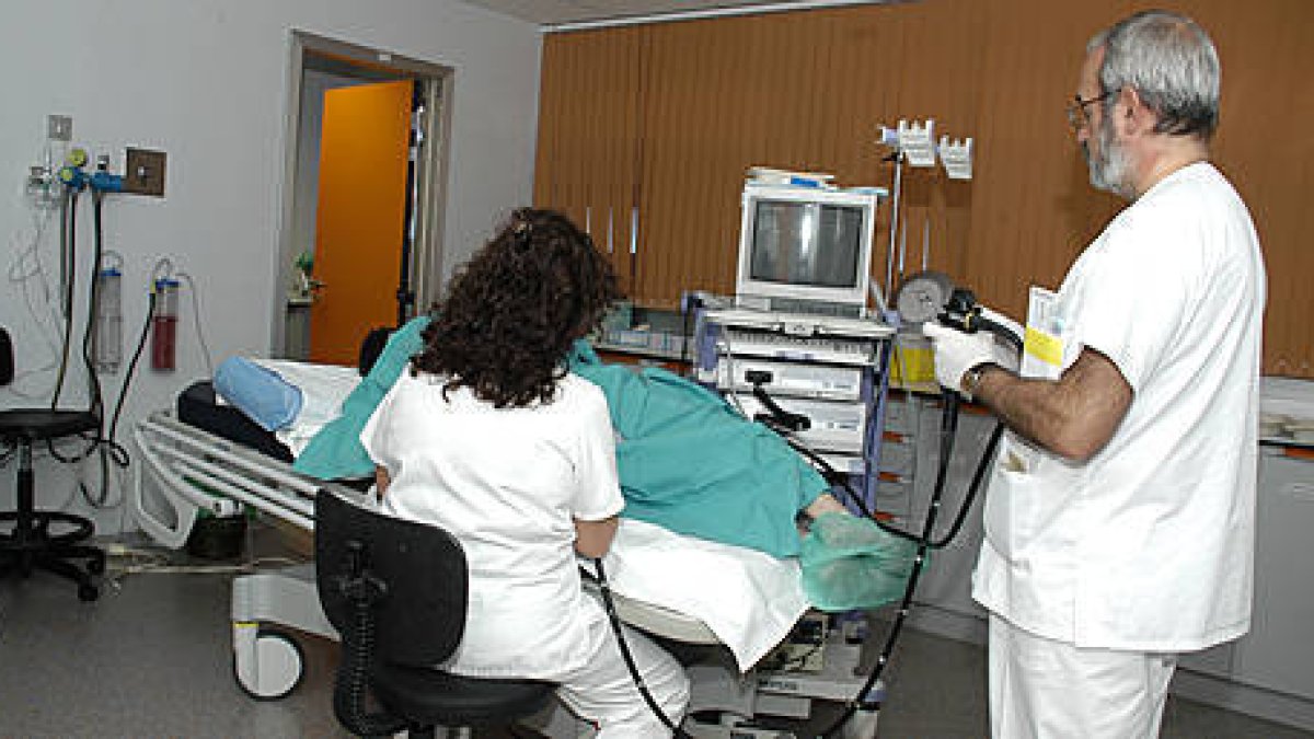 Varios trabajadores del Hospital de Santa Bárbara. / VALENTÍN GUISANDE-